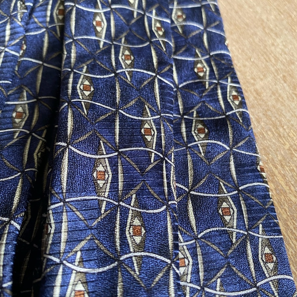 Cape Cod 100% silk necktie. - Picture 3 of 5